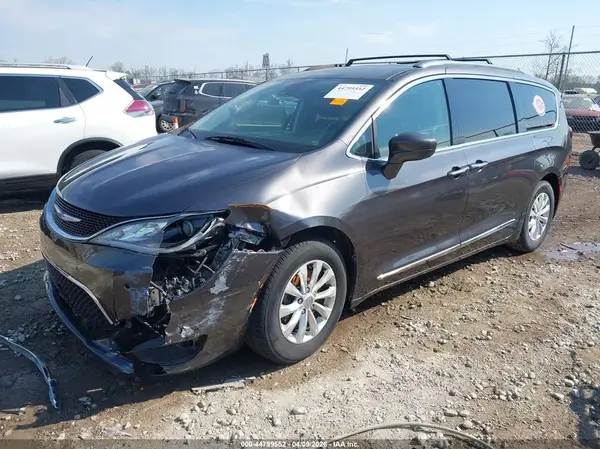 2C4RC1BGXJR216864 2018 CHRYSLER PACIFICA - Image 2