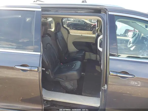 2C4RC1BGXJR216864 2018 CHRYSLER PACIFICA - Image 8