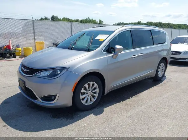 2C4RC1BGXJR246575 2018 CHRYSLER PACIFICA - Image 2