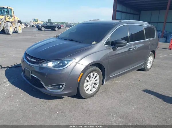 2C4RC1BGXJR290740 2018 CHRYSLER PACIFICA - Image 2