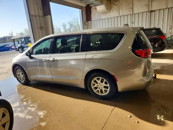 2C4RC1DG0HR786086 2017 CHRYSLER PACIFICA - Image 2