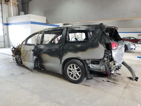 2C4RC1DG2HR777017 2017 CHRYSLER PACIFICA - Image 2