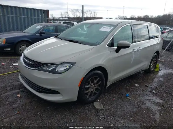 2C4RC1DG2HR794660 2017 CHRYSLER PACIFICA - Image 2