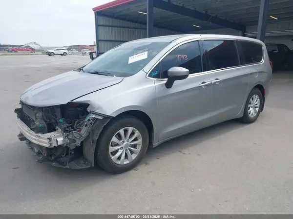2C4RC1DG3HR645075 2017 CHRYSLER PACIFICA - Image 2
