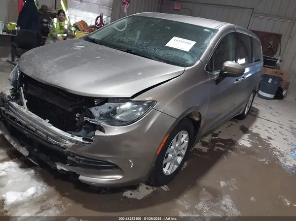 2C4RC1DG5HR579175 2017 CHRYSLER PACIFICA - Image 2