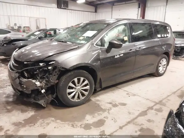 2C4RC1DG5HR676229 2017 CHRYSLER PACIFICA - Image 2