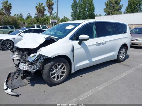 2C4RC1DG8HR585603 2017 CHRYSLER PACIFICA - Image 2