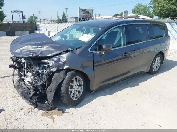 2C4RC1DG8HR796784 2017 CHRYSLER PACIFICA - Image 2