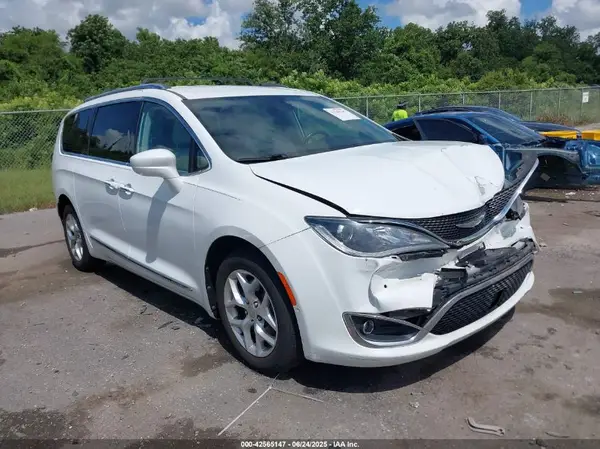2C4RC1EG0HR518539 2017 CHRYSLER PACIFICA - Image 1