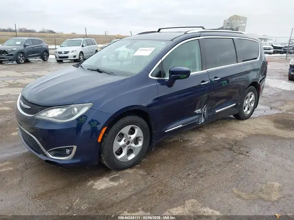 2C4RC1EG0HR570608 2017 CHRYSLER PACIFICA - Image 2