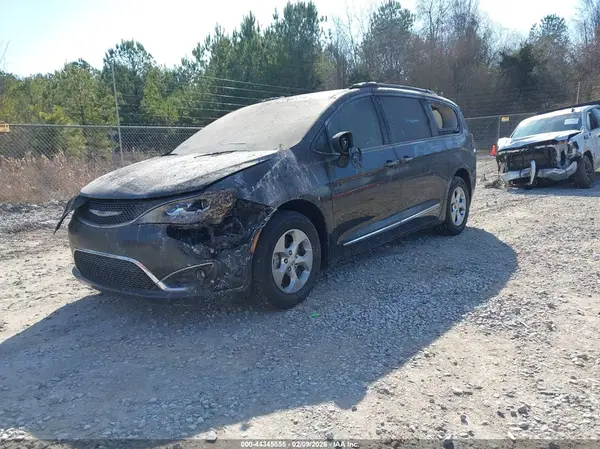 2C4RC1EG0HR821918 2017 CHRYSLER PACIFICA - Image 2
