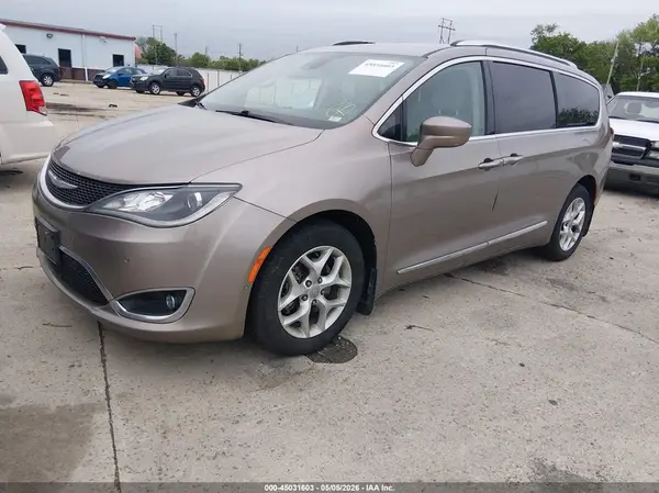 2C4RC1EG1HR559584 2017 CHRYSLER PACIFICA - Image 2