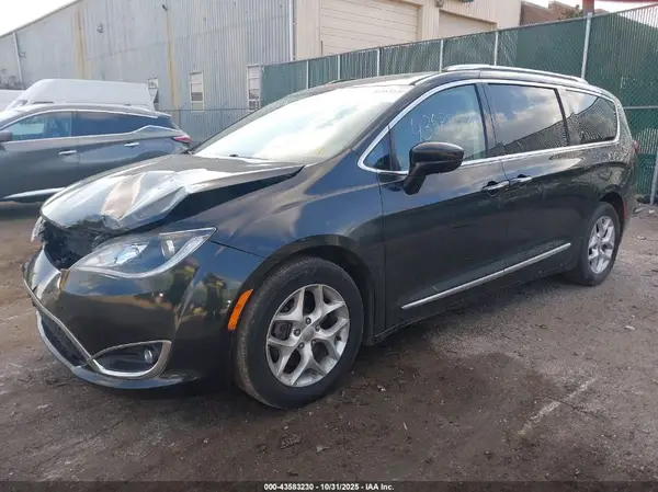 2C4RC1EG1HR577759 2017 CHRYSLER PACIFICA - Image 2