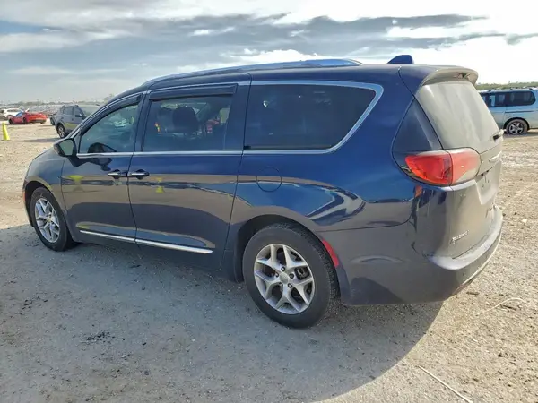 2C4RC1EG1HR780134 2017 CHRYSLER PACIFICA - Image 2