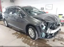 2C4RC1EG1JR130256 2018 CHRYSLER PACIFICA