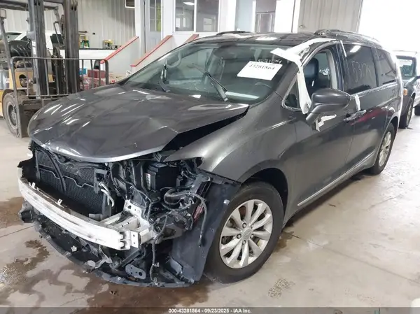 2C4RC1EG1JR130256 2018 CHRYSLER PACIFICA - Image 2