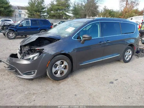 2C4RC1EG2HR541885 2017 CHRYSLER PACIFICA - Image 2