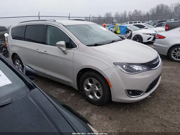 2C4RC1EG2HR616133 2017 CHRYSLER PACIFICA - Image 1