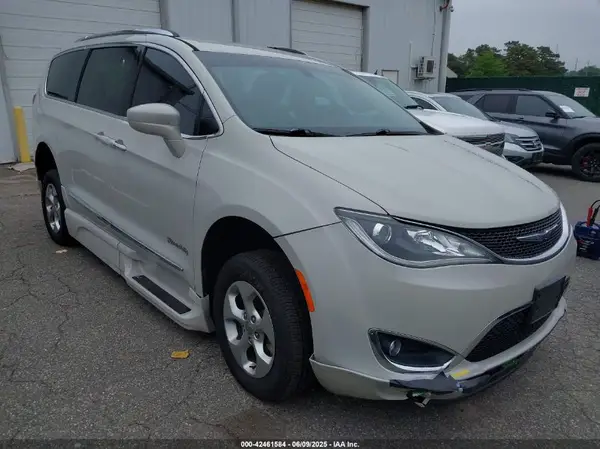 2C4RC1EG3HR720775 2017 CHRYSLER PACIFICA - Image 1