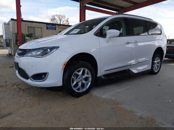 2C4RC1EG3HR796156 2017 CHRYSLER PACIFICA - Image 2