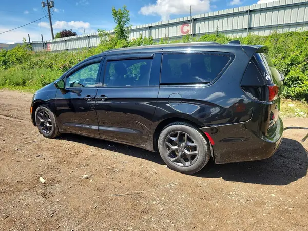 2C4RC1EG3JR228981 2018 CHRYSLER PACIFICA - Image 2