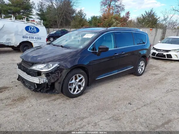 2C4RC1EG4HR525820 2017 CHRYSLER PACIFICA - Image 2