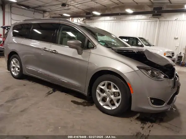 2C4RC1EG4HR628364 2017 CHRYSLER PACIFICA - Image 1
