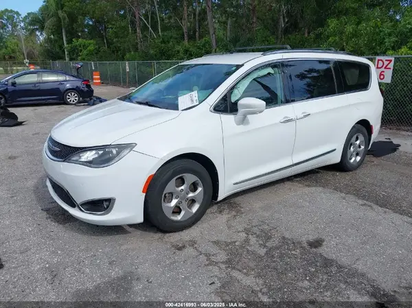 2C4RC1EG4HR652969 2017 CHRYSLER PACIFICA - Image 2