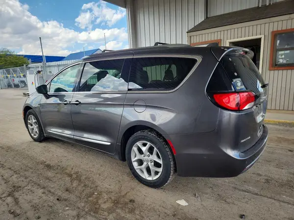 2C4RC1EG5HR518391 2017 CHRYSLER PACIFICA - Image 2