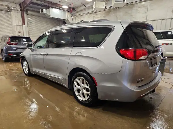 2C4RC1EG5HR721443 2017 CHRYSLER PACIFICA - Image 2