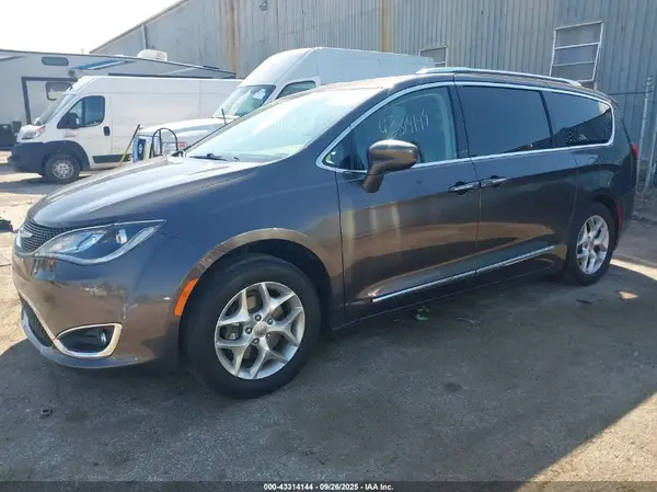 2C4RC1EG5HR768584 2017 CHRYSLER PACIFICA - Image 2