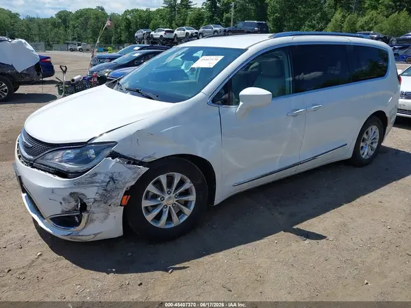 2C4RC1EG5JR155368 2018 CHRYSLER PACIFICA - Image 2