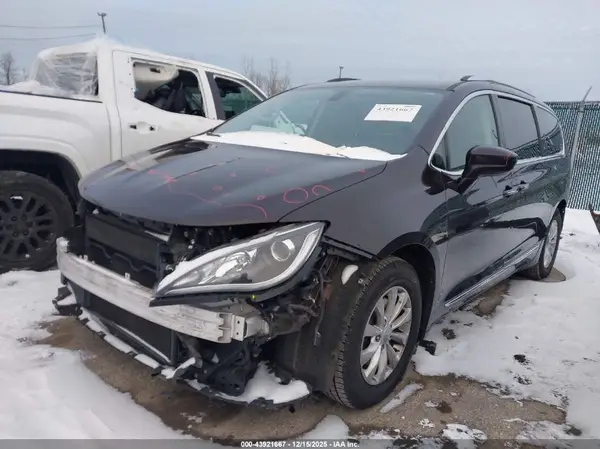 2C4RC1EG5JR261884 2018 CHRYSLER PACIFICA - Image 2
