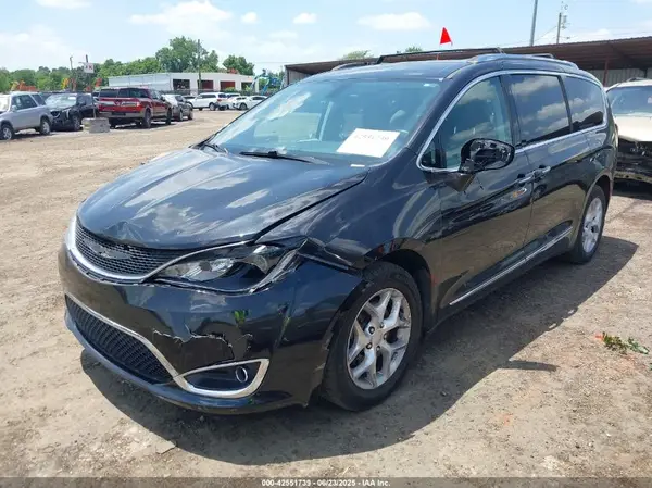 2C4RC1EG6HR677081 2017 CHRYSLER PACIFICA - Image 2