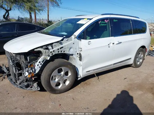 2C4RC1EG6HR752572 2017 CHRYSLER PACIFICA - Image 2