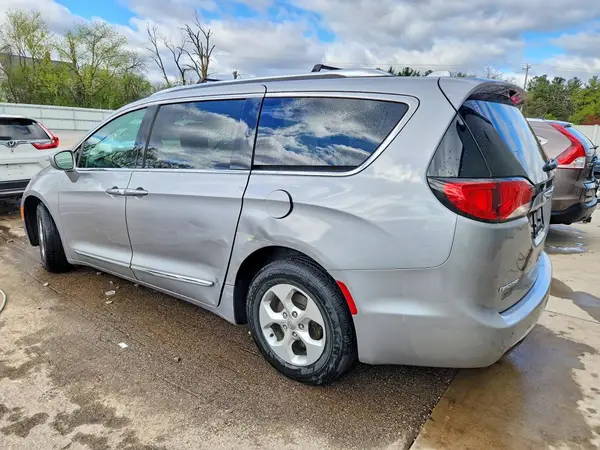 2C4RC1EG6HR822037 2017 CHRYSLER PACIFICA - Image 2