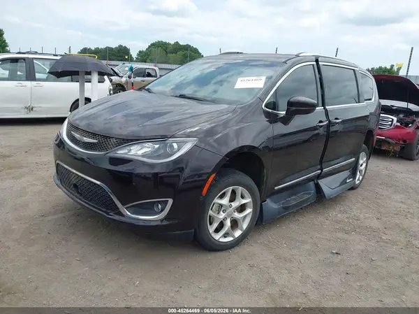 2C4RC1EG6HR826945 2017 CHRYSLER PACIFICA - Image 2