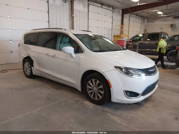 2C4RC1EG6JR257486 2018 CHRYSLER PACIFICA - Image 1
