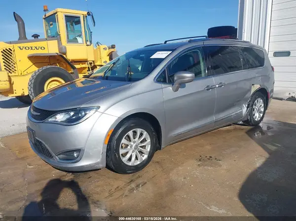 2C4RC1EG6JR261828 2018 CHRYSLER PACIFICA - Image 2