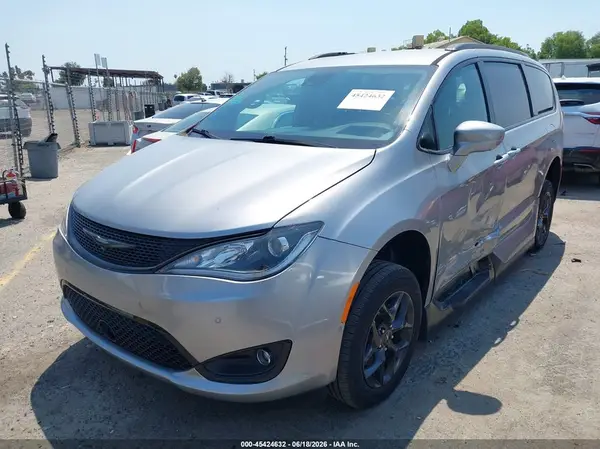 2C4RC1EG6JR330503 2018 CHRYSLER PACIFICA - Image 2