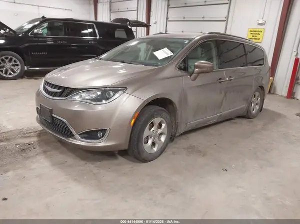 2C4RC1EG7HR560593 2017 CHRYSLER PACIFICA - Image 2