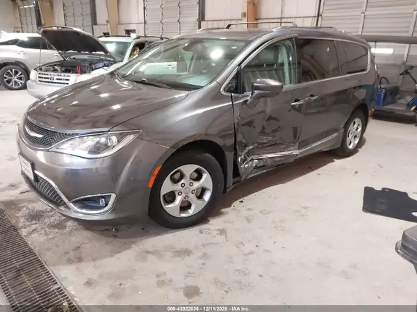 2C4RC1EG7HR588782 2017 CHRYSLER PACIFICA - Image 2