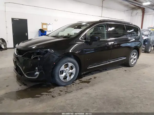 2C4RC1EG7HR684508 2017 CHRYSLER PACIFICA - Image 2