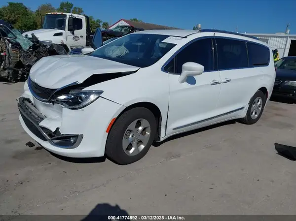 2C4RC1EG7HR703803 2017 CHRYSLER PACIFICA - Image 2