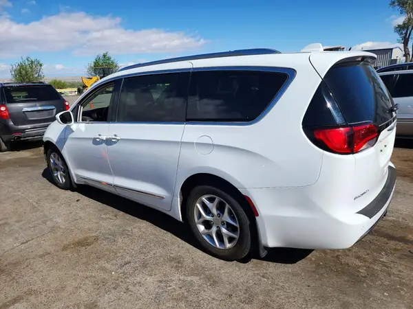 2C4RC1EG7JR271302 2018 CHRYSLER PACIFICA - Image 2