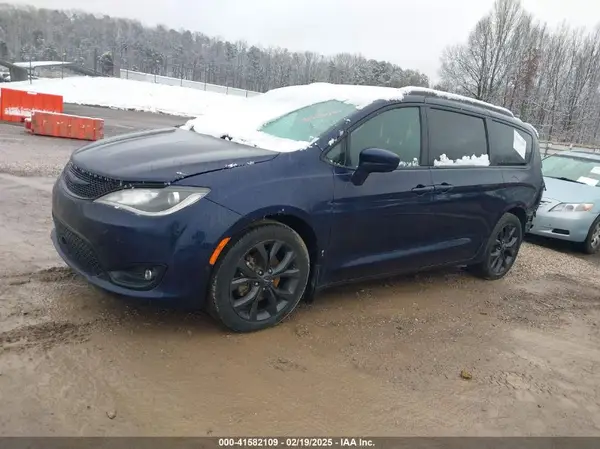2C4RC1EG7JR322135 2018 CHRYSLER PACIFICA - Image 2