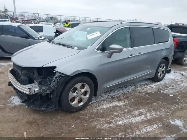 2C4RC1EG8HR521057 2017 CHRYSLER PACIFICA - Image 2