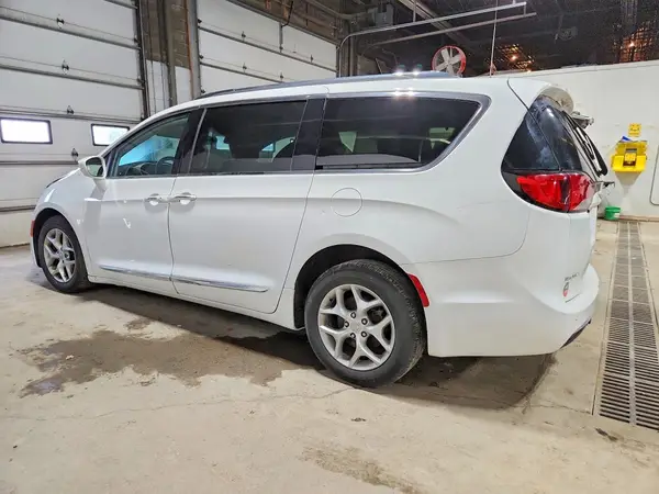 2C4RC1EG8HR550929 2017 CHRYSLER PACIFICA - Image 2