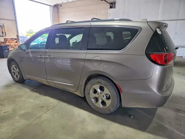 2C4RC1EG8HR570873 2017 CHRYSLER PACIFICA - Image 2