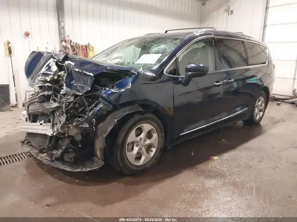 2C4RC1EG8HR578455 2017 CHRYSLER PACIFICA - Image 2